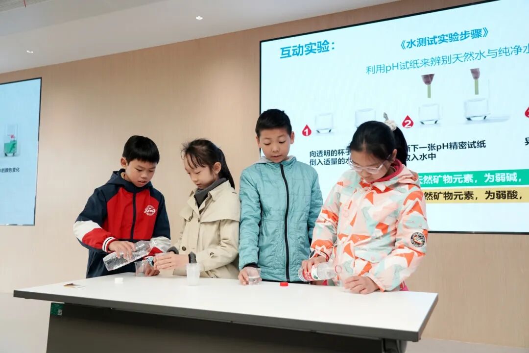 孩子们积极参与互动实验。主办方供图