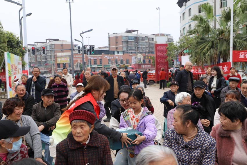 小学生积极互动领取礼物。东部新区河长办供图