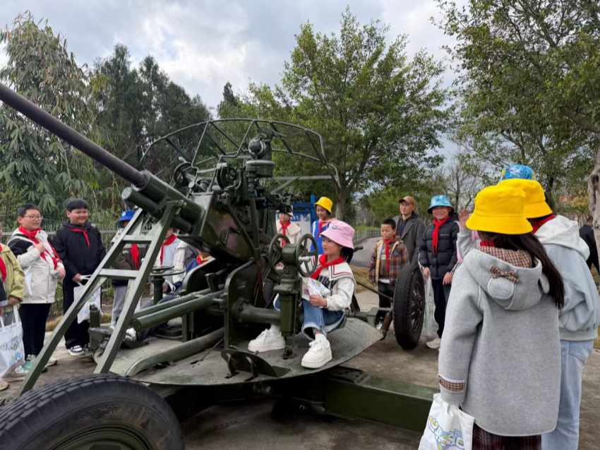 参观人工影响天气作业高射炮。主办方供图