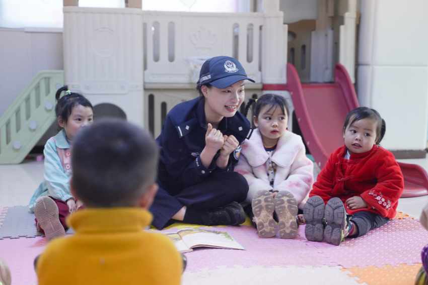 警花妈妈在“留守儿童关爱服务阵地”照顾小朋友。大竹县公安局供图