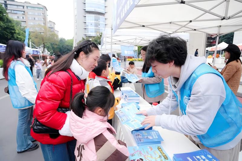 志愿者向参观民众介绍防灾减灾气象科普知识。四川省气象局供图