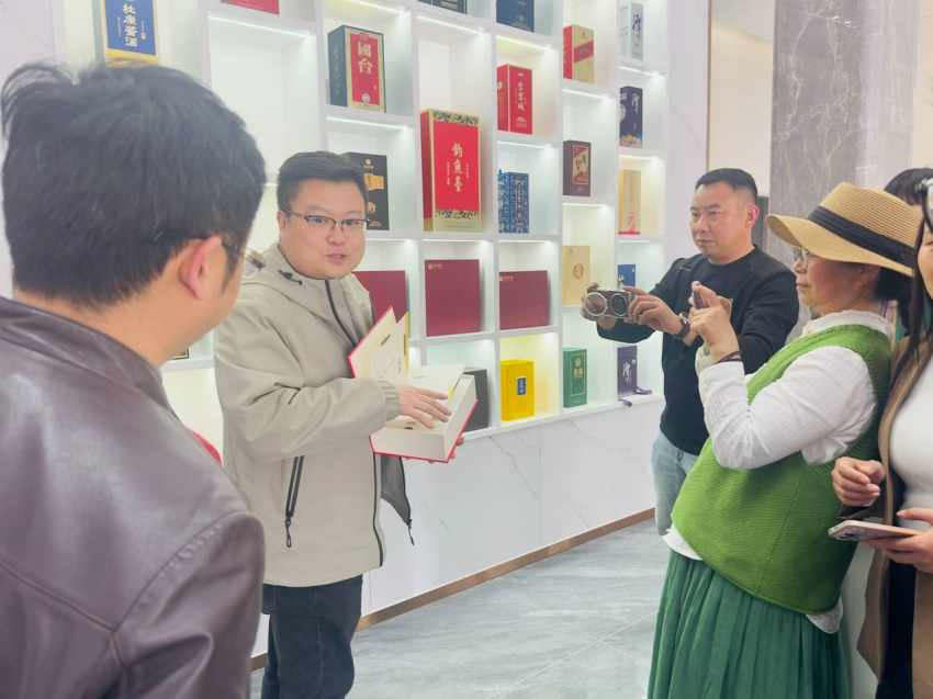 四川风行包装制品有限公司工作人员介绍产品。周希摄