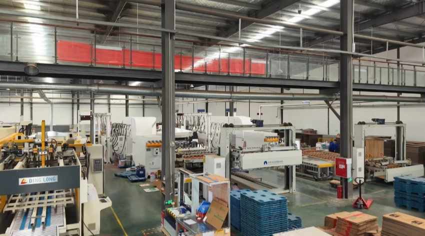 四川鼎凡包装有限公司生产车间。周希摄