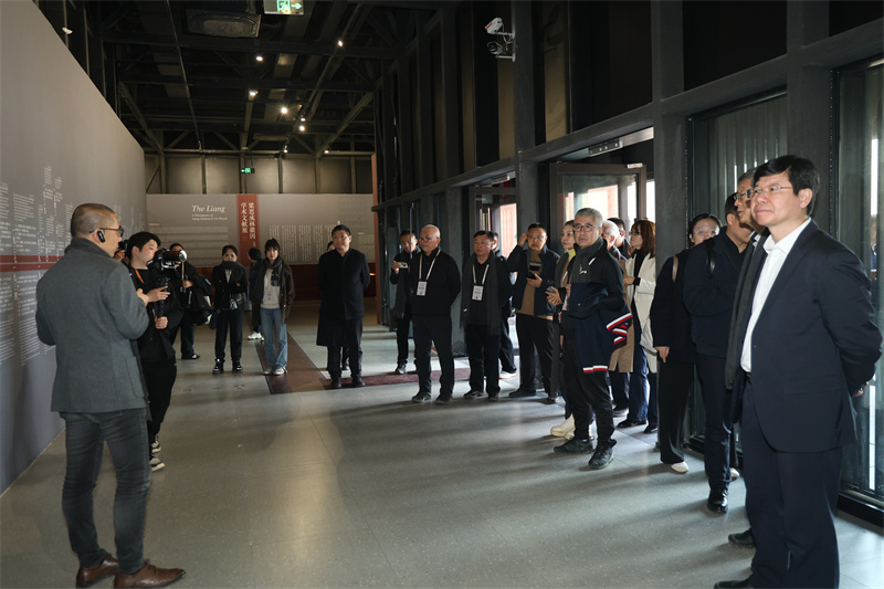 嘉宾参观陈列馆。翠屏区融媒体中心供图