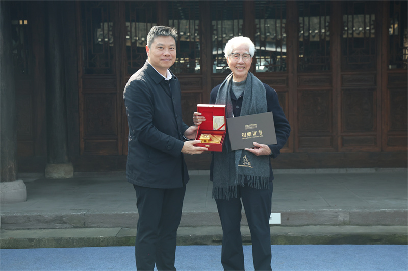 颁发捐赠证书。翠屏区融媒体中心供图