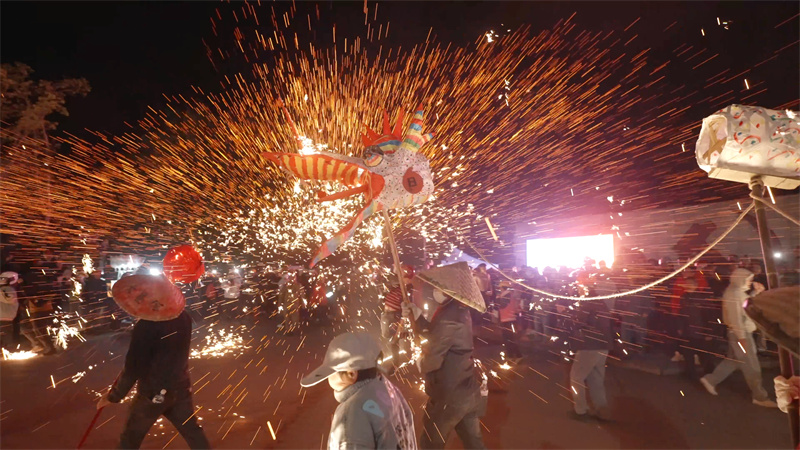 非遗打铁花。主办方供图