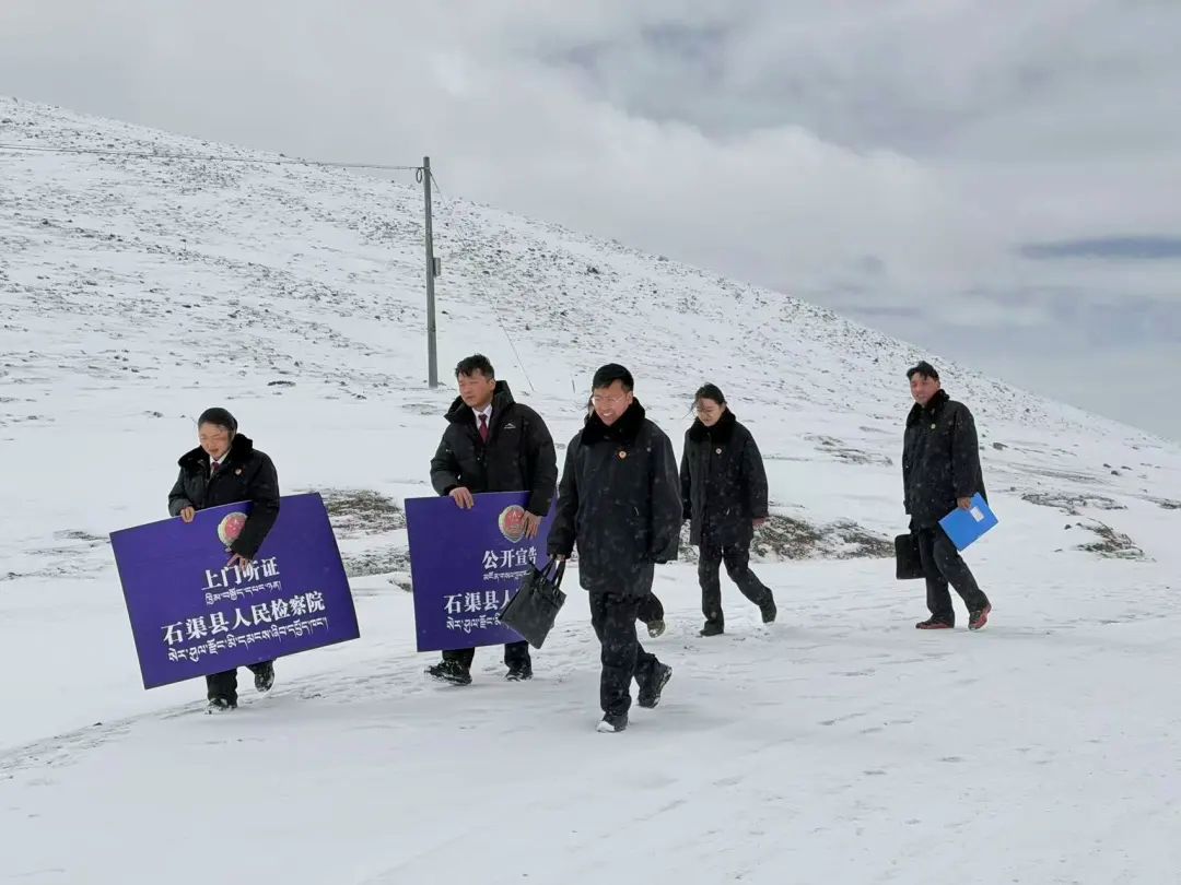 石渠县检察院决定将听证室从检察大楼“搬”到村民家中。甘孜检查供图