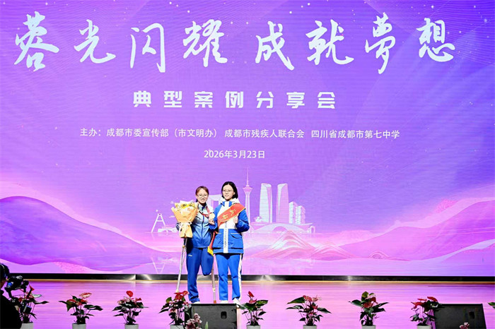 “刀锋女战士”陈忆梅与学生代表合影。主办方供图