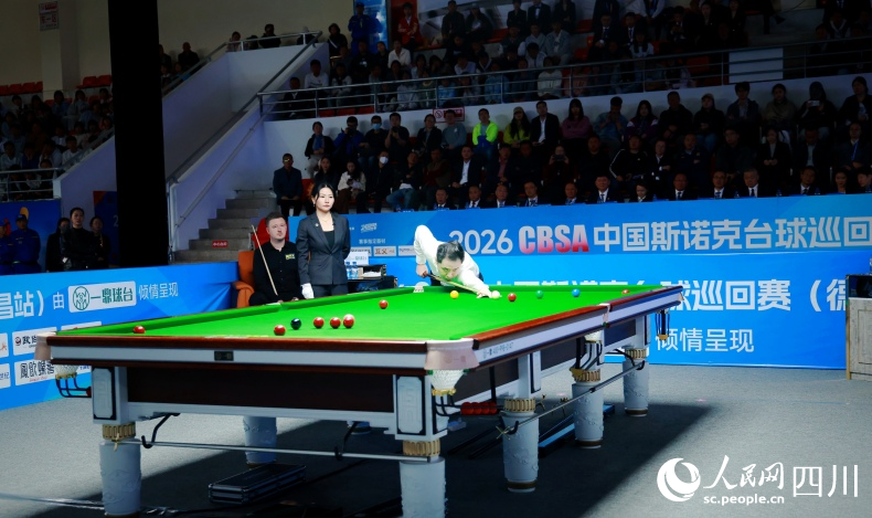 国际顶尖选手凯伦·威尔逊与中国名将肖国栋正在进行表演赛。人民网记者 朱虹摄