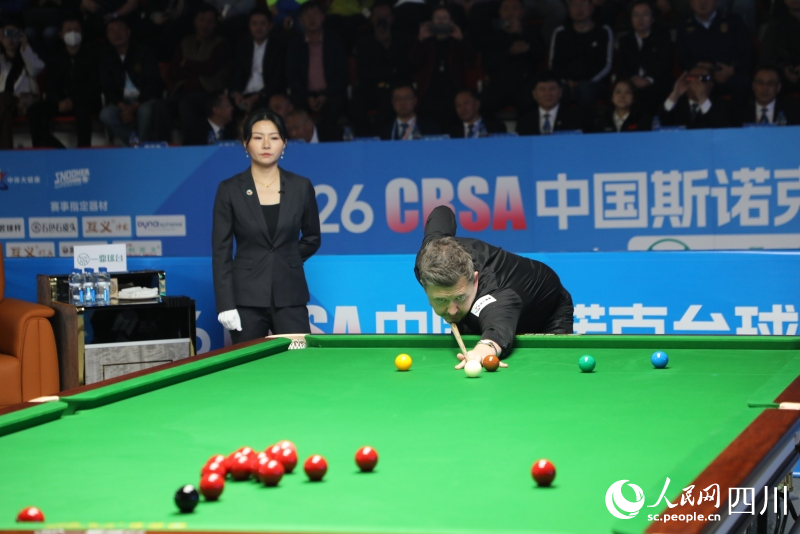 国际顶尖选手凯伦·威尔逊与中国名将肖国栋正在进行表演赛。人民网记者 朱虹摄