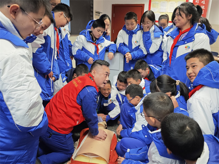 国家电网四川电力（成都青羊）连心桥共产党员服务队进校园开展安全用电知识科普。国网成都供电公司供图