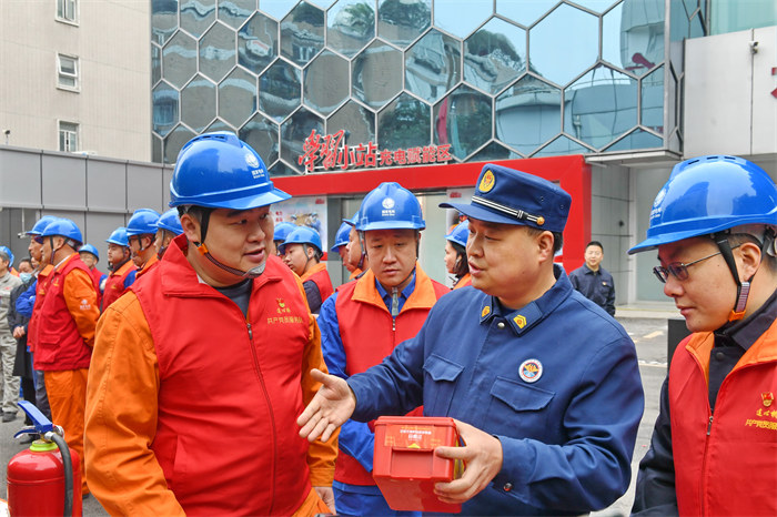 国网成都供电公司员工和成都市市消防救援支队队员共同探讨电动自行车安全管理要求。国网成都供电公司供图