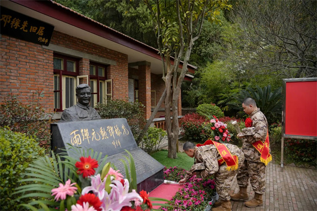 新兵们在两弹元勋邓稼先雕像前献花。主办方供图