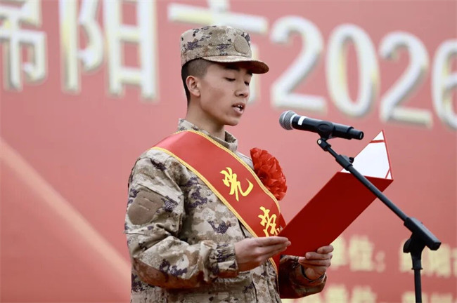 新兵代表谢堂伟上台发言。主办方供图