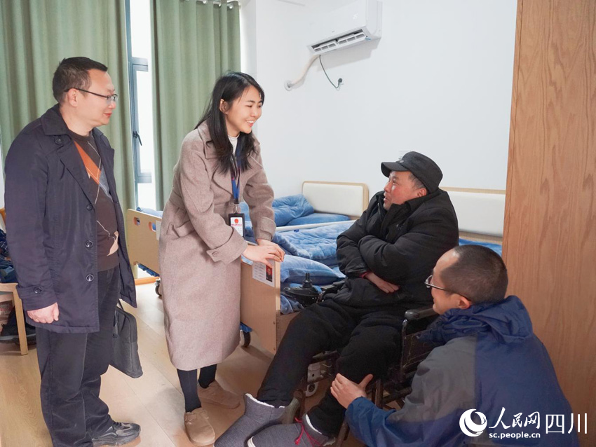 恩陽區紀檢干部在養老院進行實地走訪。李紅攝