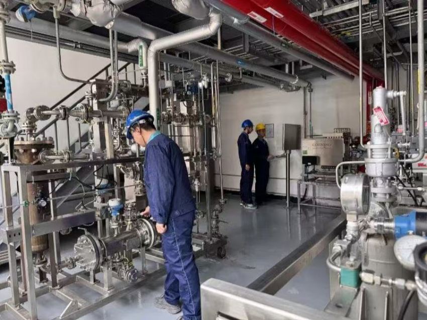 员工调试新设备。简阳市融媒体中心供图