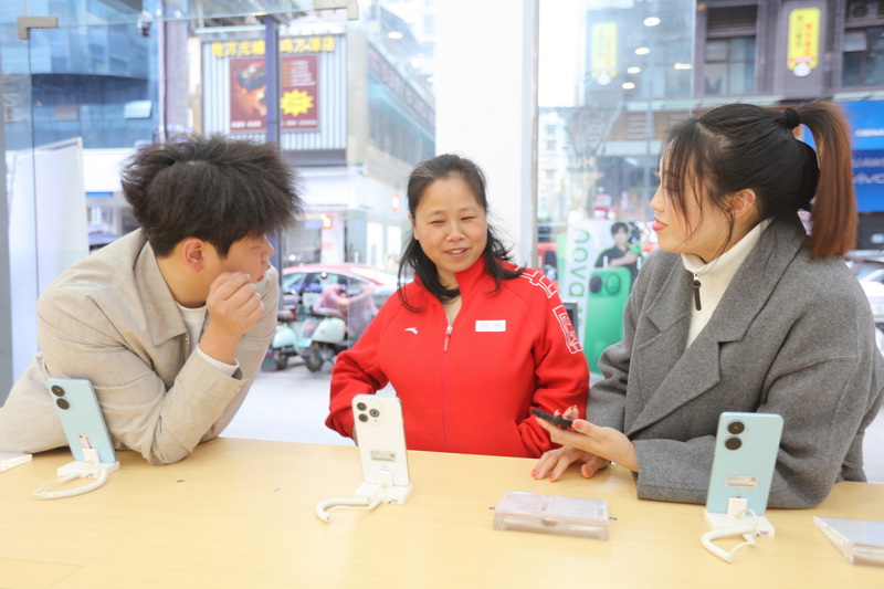 市民选购手机并了解补贴政策。马发海摄
