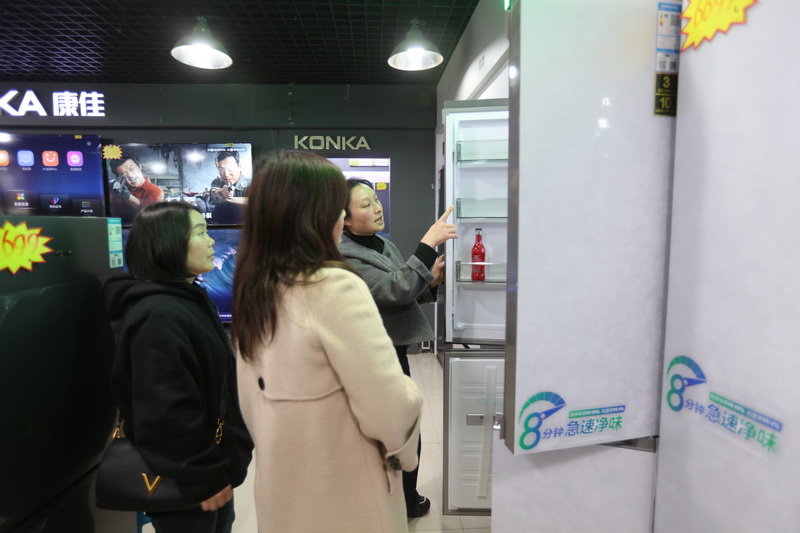 销售人员介绍产品并为顾客算补贴账。马发海摄