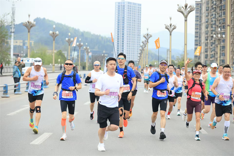跑者欣赏广元城市的美。主办方供图