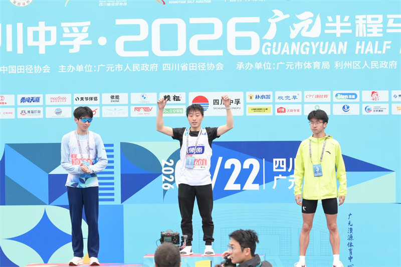 为获奖者颁奖。主办方供图