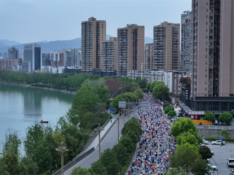 在滨江路上奔跑。主办方供图