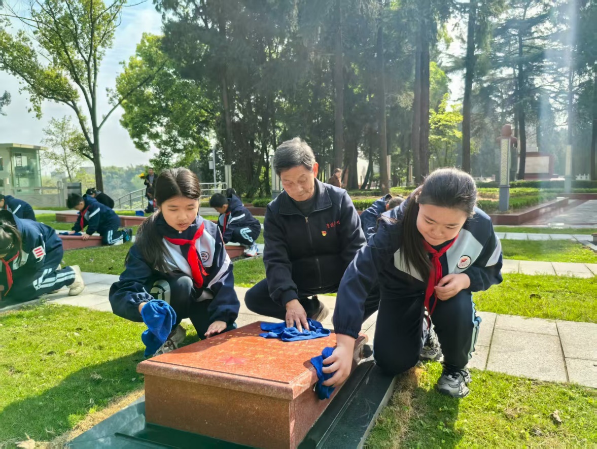 擦亮不朽的英名。自贡市军休所供图