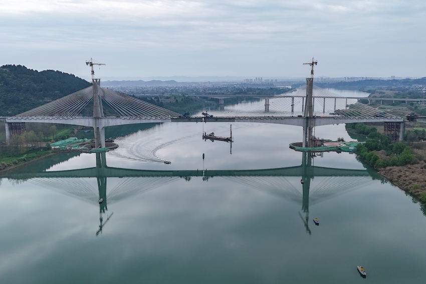 俯瞰大桥。嘉陵江特大桥吊装现场。成达万高铁有限责任公司供图