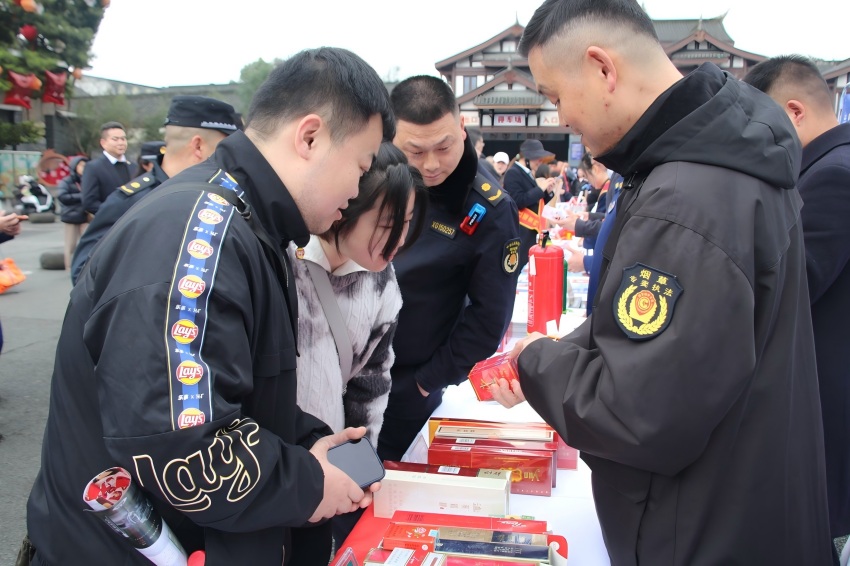 烟草专卖执法人员在玉垒山门前进行普法宣传。都江堰市烟草专卖局供图