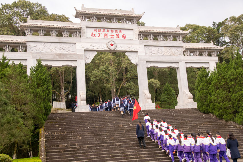 同學們列隊走向紅軍烈士陵園。巴中市委宣傳部供圖