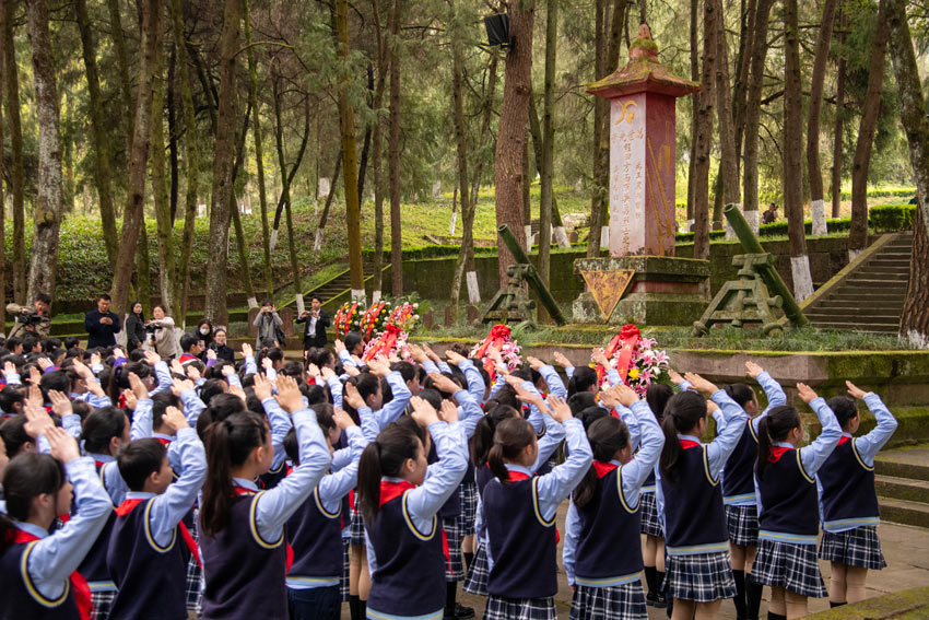 學生們在紀念碑前重溫入隊、入團誓詞。巴中市委宣傳部供圖