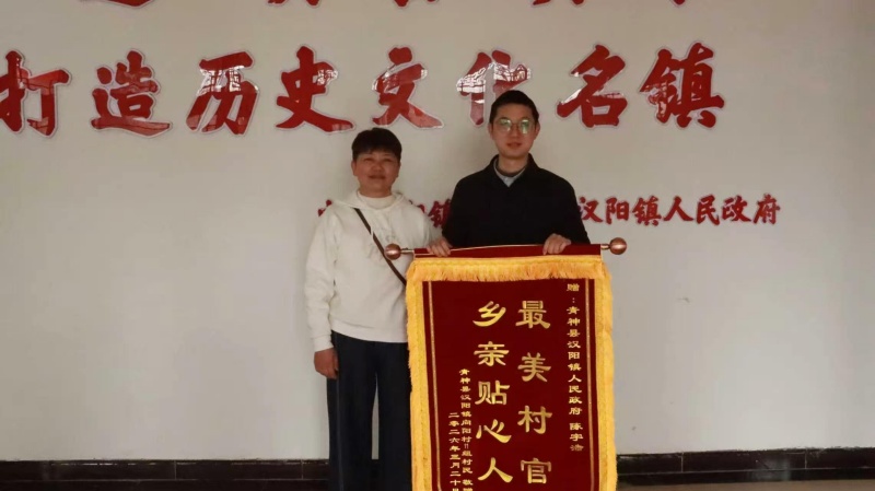 群众自发给干部送锦旗。王涛摄