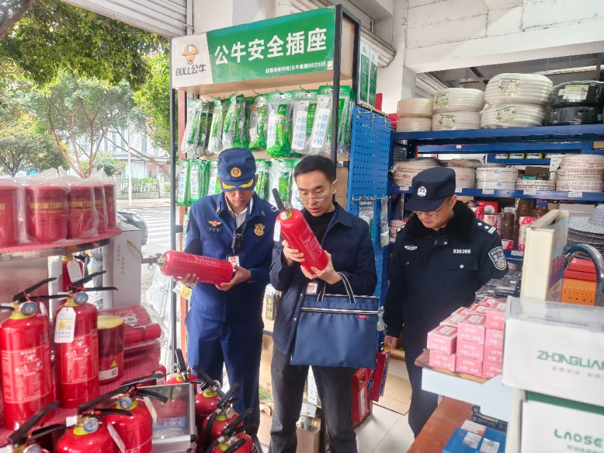 检查消防器材。广元市消防救援局供图