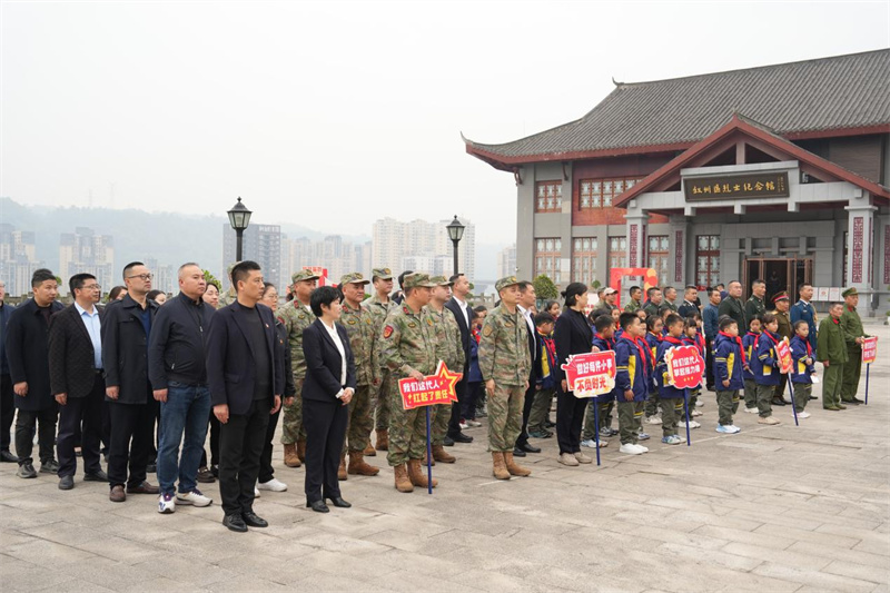 老党员、青年教师、学生代表三代人同上一堂思政课。叙州区融媒体中心供图