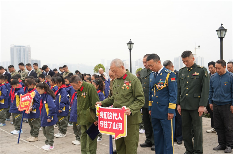老党员、青年教师、学生代表肃立默哀。叙州区融媒体中心供图