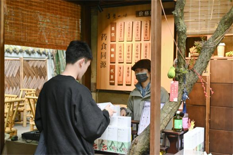 游客在草堂一味店挑选产品。郑栋梁供图