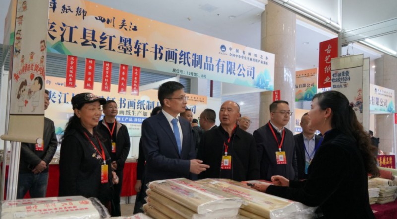 客商了解夹江纸。夹江县融媒体中心供图