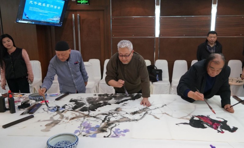 名家现场作画。夹江县融媒体中心供图