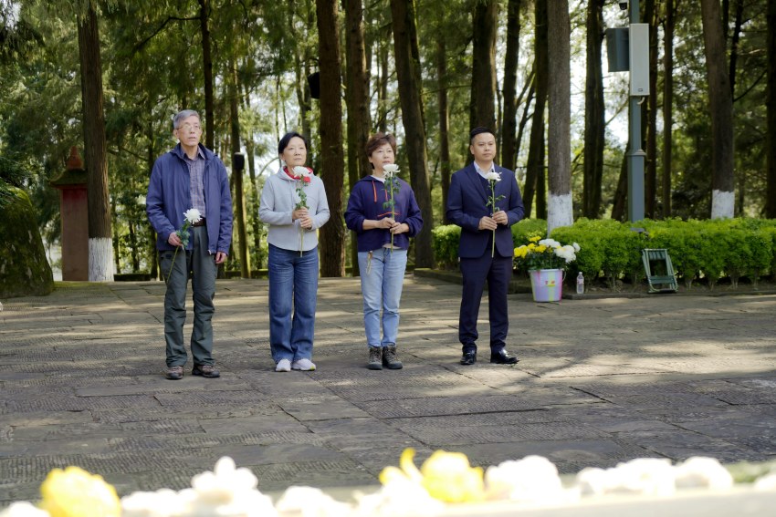 2026年3月27日，红军后人楼晓斌（左一）与同行好友在四川省巴中市通江县川陕革命根据地红军烈士陵园向革命烈士敬献菊花。胡鹏供图