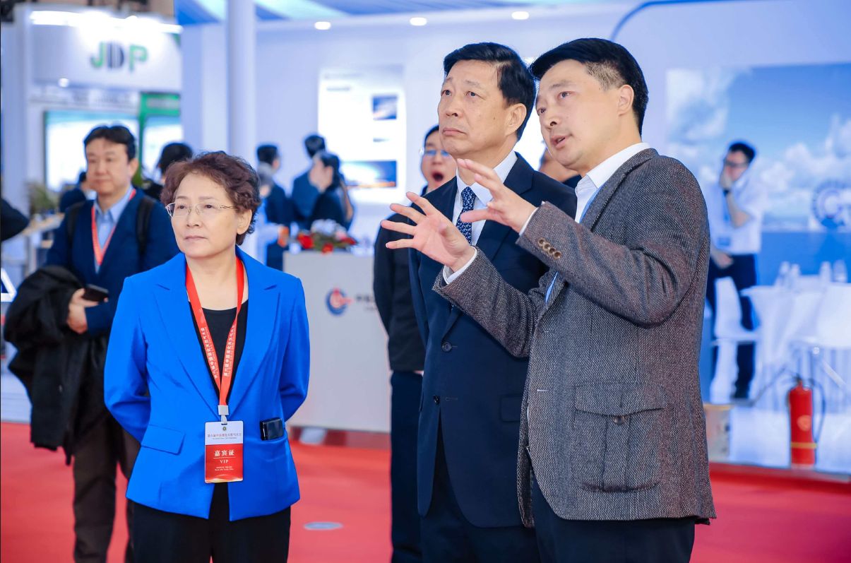 李金金(右一)给国际燃气联盟(IGU)副主席李雅兰、中国石油学会石油储运专业委员会主任丁建林做讲解。西南油气田公司供图