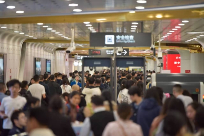 糖酒会期间成都地铁站内客流。成都轨道集团供图