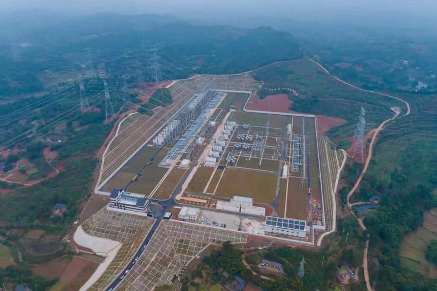 天府南1000千伏特高压变电站于2025年投运，新开工的攀西特高压交流工程将对天府南站进行扩建。严晶铖摄