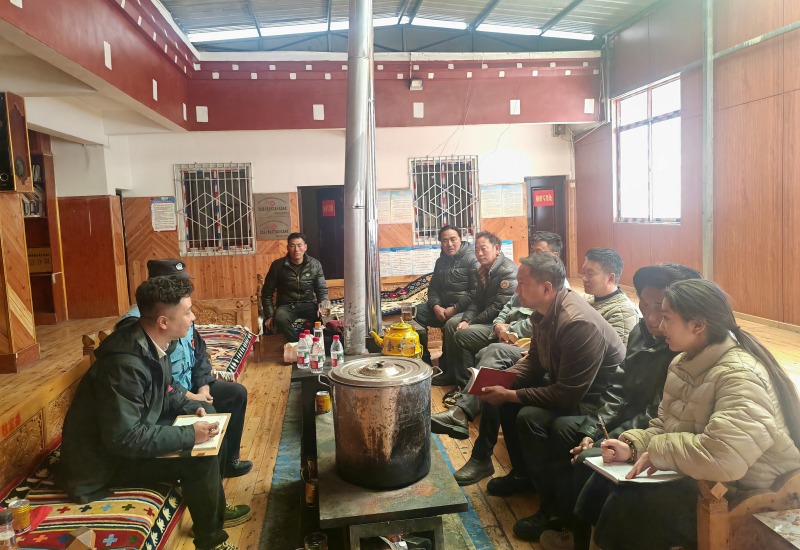 走村入户讲防火。巴塘县委宣传部供图