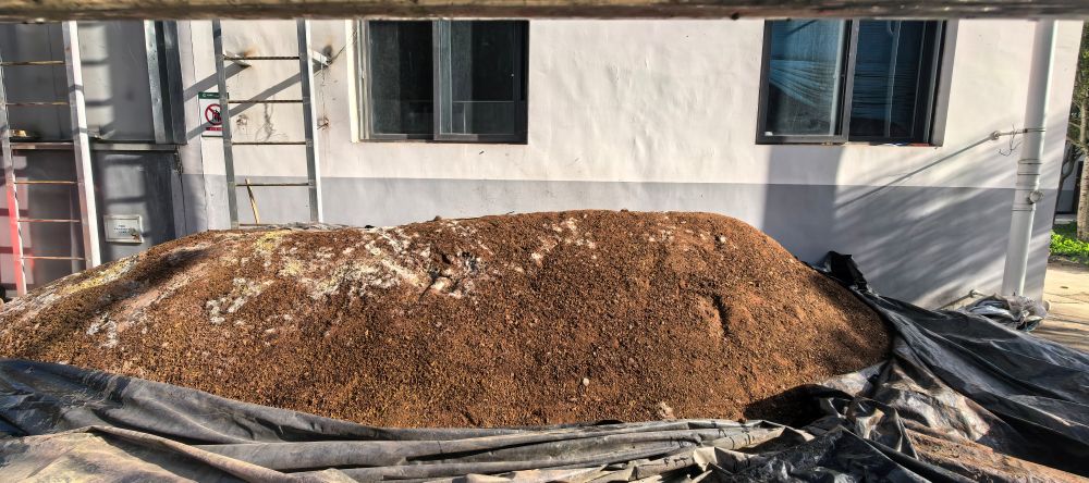 菜饼进行油枯腐熟。昭化区烟草专卖局供图