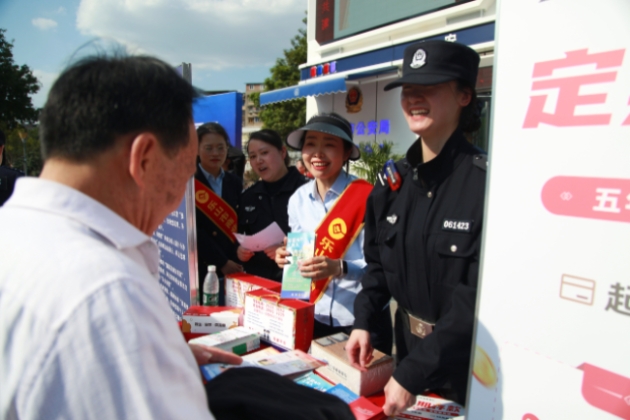 民警向群众讲解反诈知识。资阳市公安局雁江区分局供图
