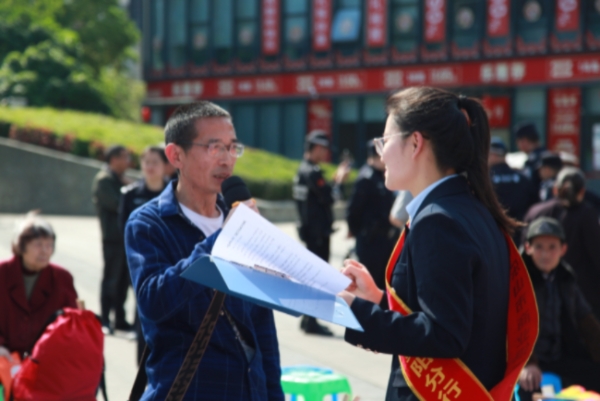 群众参与反诈宣传活动。资阳市公安局雁江区分局供图