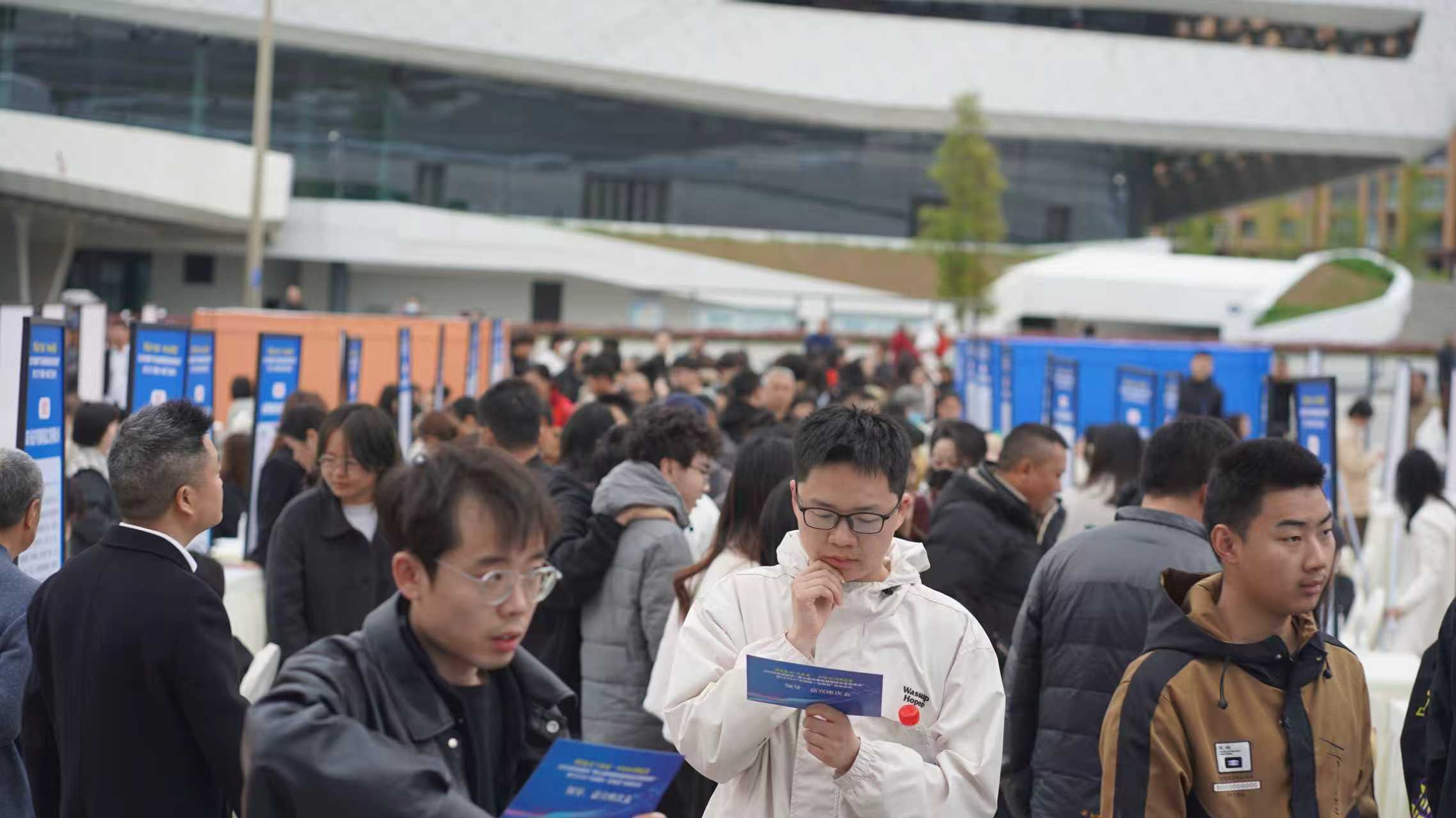 现场招聘。简阳融媒体中心供图