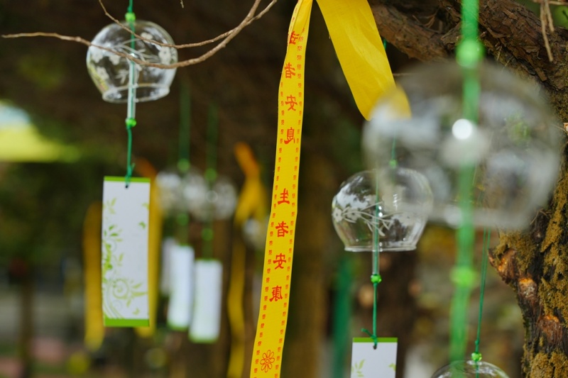 市民可以领取黄丝带和寄语卡片进行寄托哀思。四川赋能兴川教育科技研究院供图