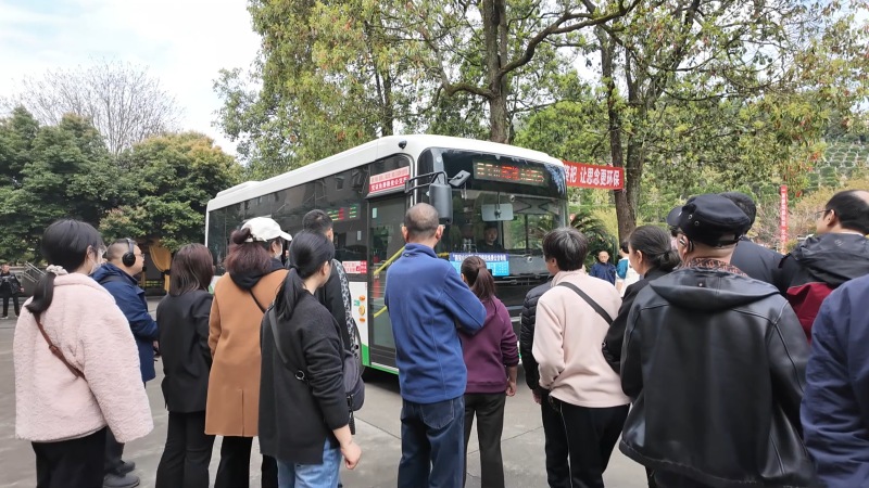 市民准备乘坐免费祭扫专线公交。四川赋能兴川教育科技研究院供图