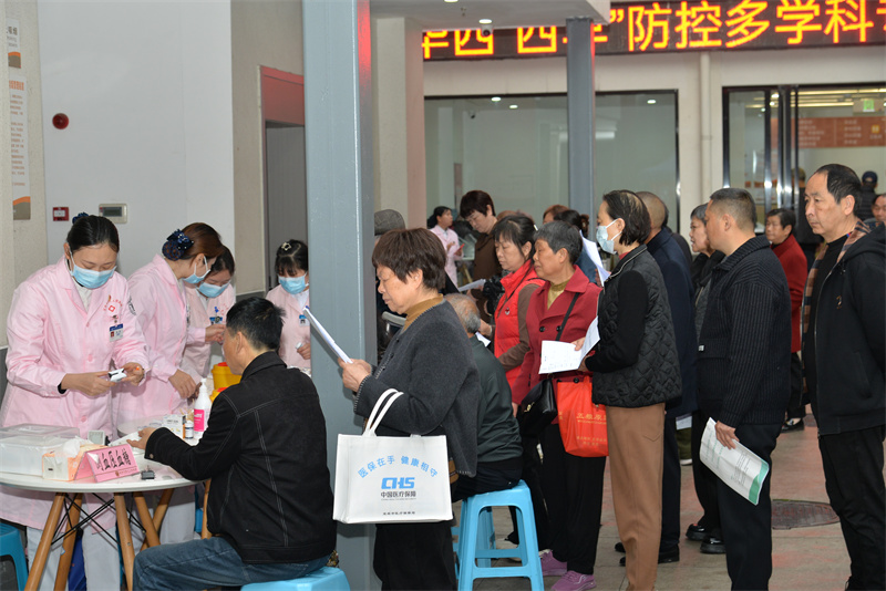 現場還為市民設置了“基礎篩查+專家問診”的多元服務模式的健康服務區。王鐵鬆攝