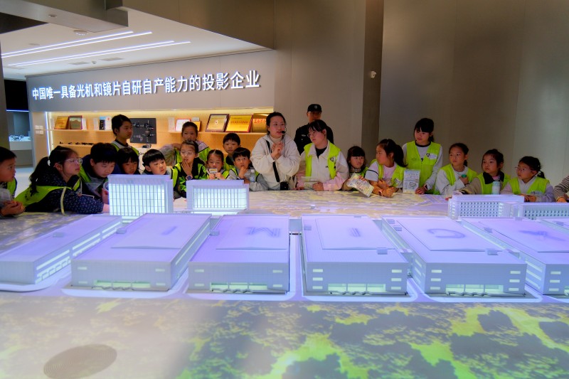 极米科技研学基地内，孩子们参观投影创新技术。邵帅供图
